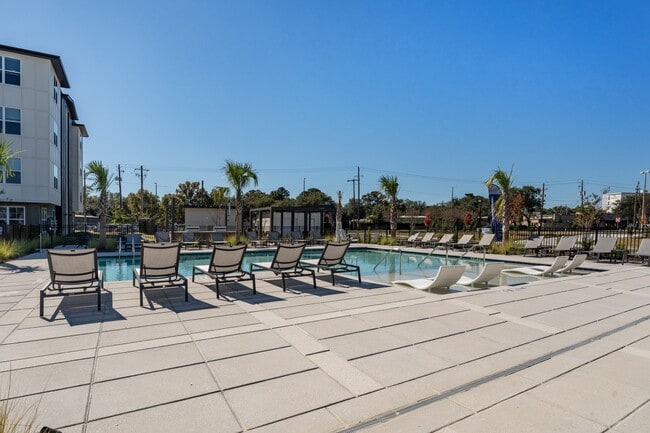 Building Photo - Madison Oaks