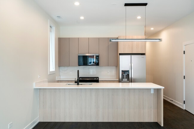 Building Photo - 408 E 50th Pl