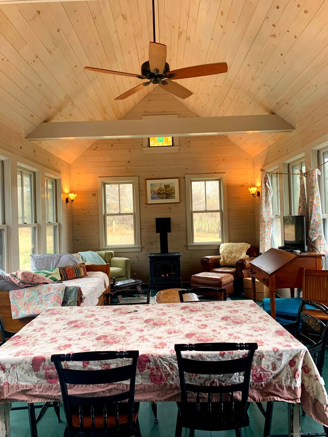 Foto del edificio - 126 Beaver Brook Rd