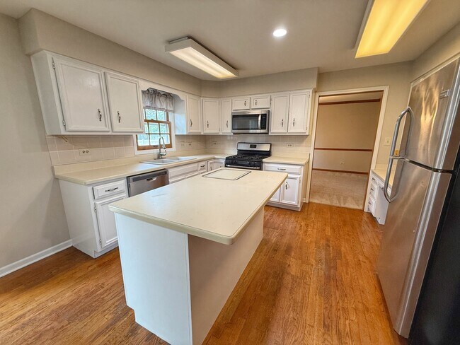Building Photo - 2436 Putnam Dr