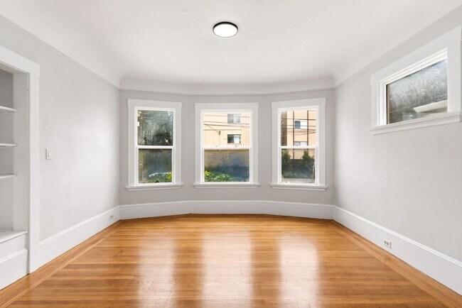 Foto del edificio - Freshly Renovated 1 Bed, 1 Bath Oakland Home with In-Unit Laundry