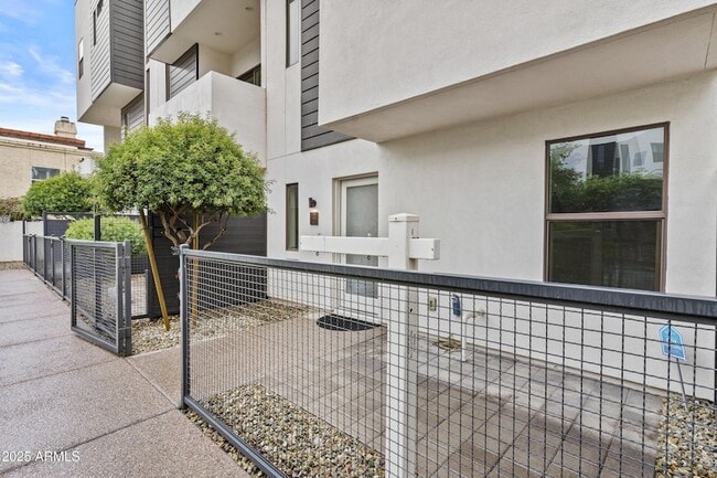 Building Photo - 325 E Coronado Rd