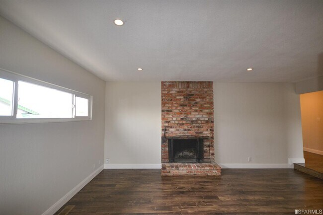 Building Photo - 1232 Putnam St