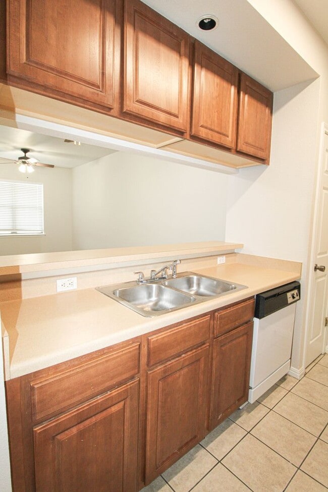 Building Photo - 530 Dukeway Dr