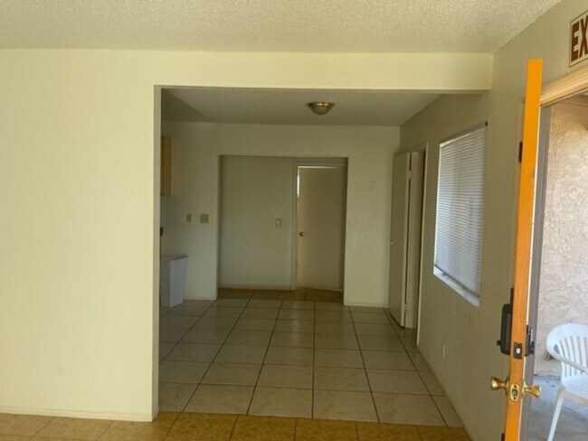 Building Photo - 5 bedroom