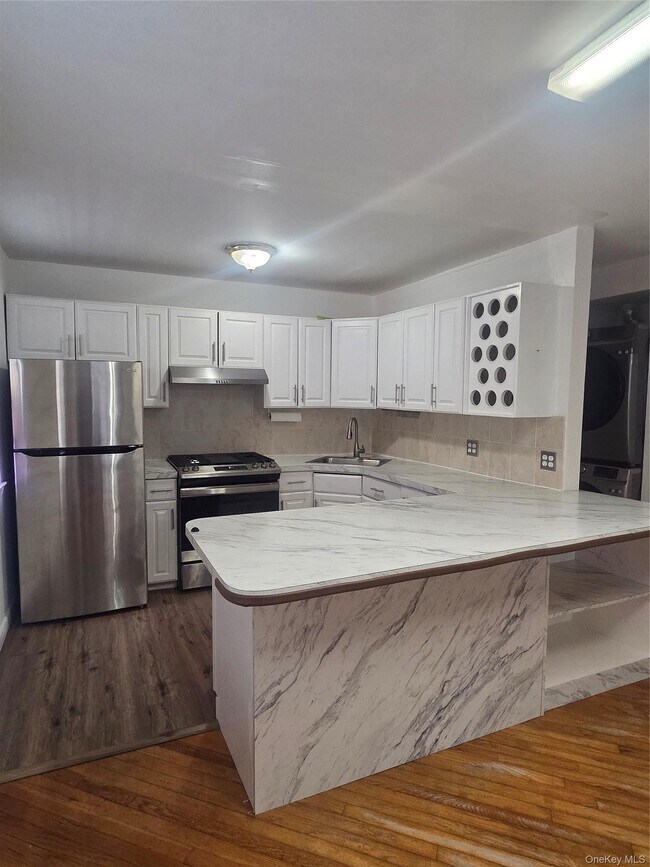 Foto del edificio - 47-44 Springfield Blvd