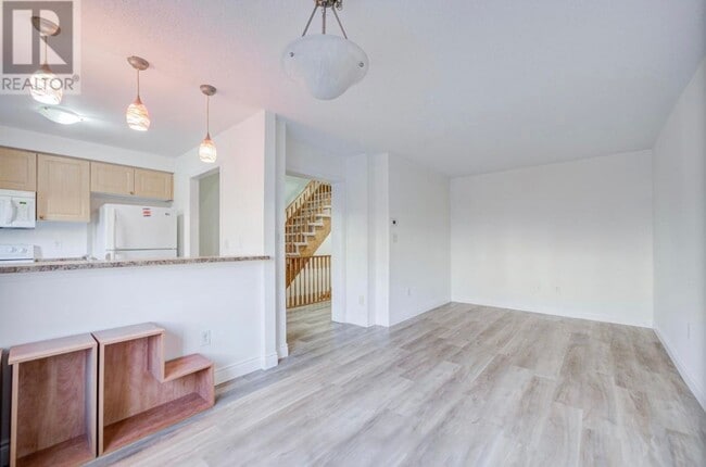 Photo du bâtiment - OAKVILLE – MODERN 2 BEDROOM – 2 BATHROOM – TOWNHOUSE – $2,600 – ONLY