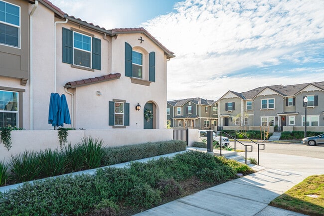 Building Photo - Fully Furnished with appliances Ontario Townhouse