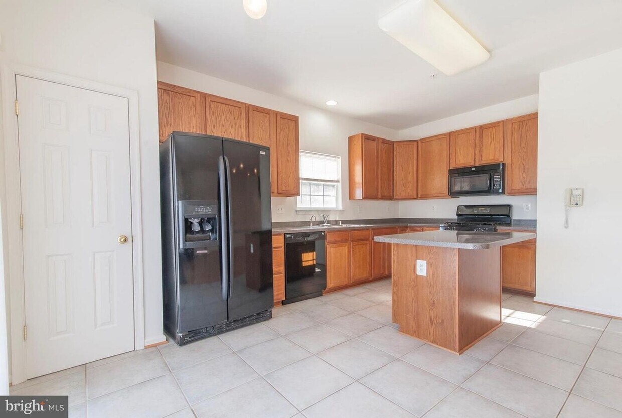 Building Photo - Beautiful 5 bedroom, 3.5 bathroom Townhous...