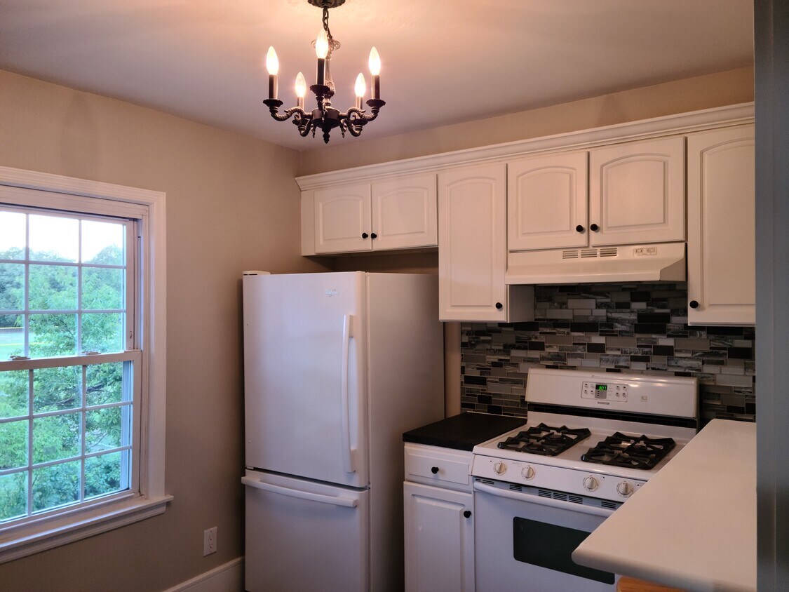 Ventana en cocina comedor - 14 Raymond Ct