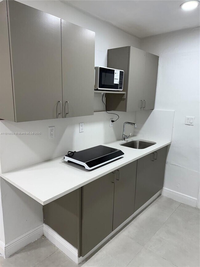 Foto del edificio - 4711 SW 27th St
