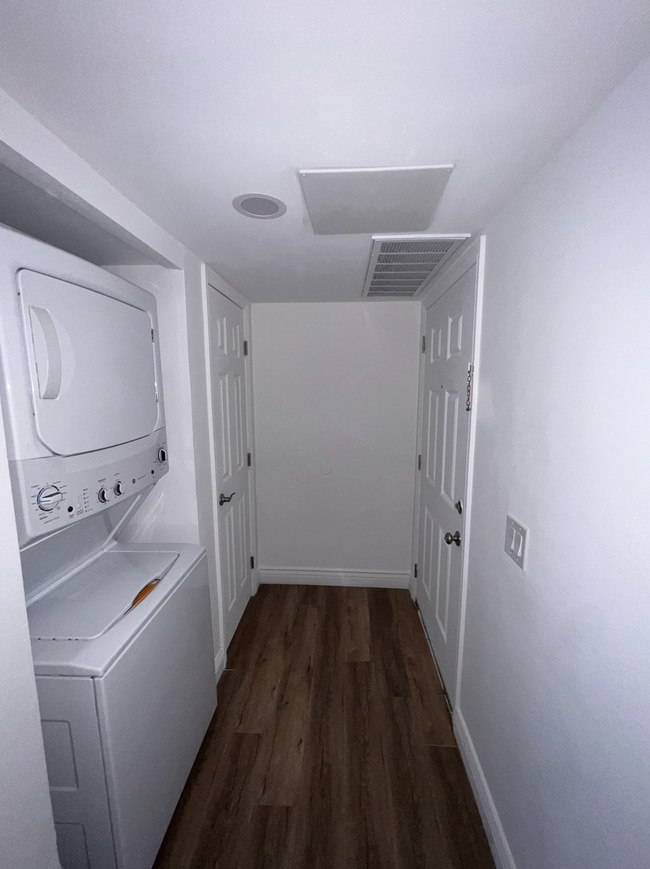 Building Photo - Modern 2-Bedroom Apartment in Gated Van Nu...