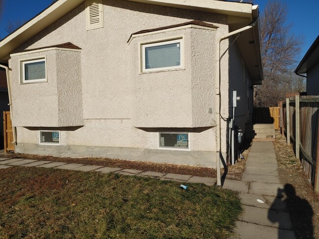 Building Photo - 886 Greencrest Ave