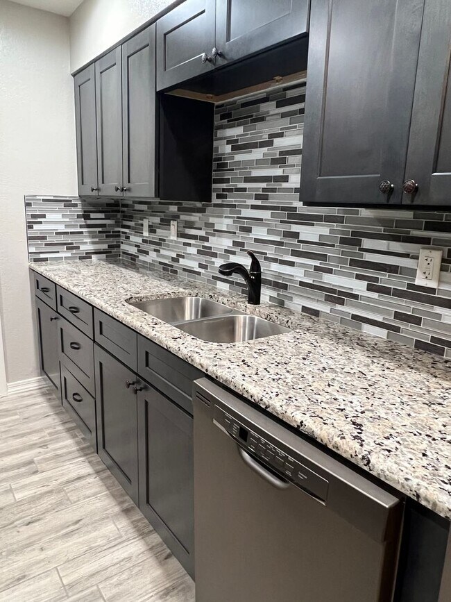 Foto del edificio - 2 Bed 1 Bath Duplex