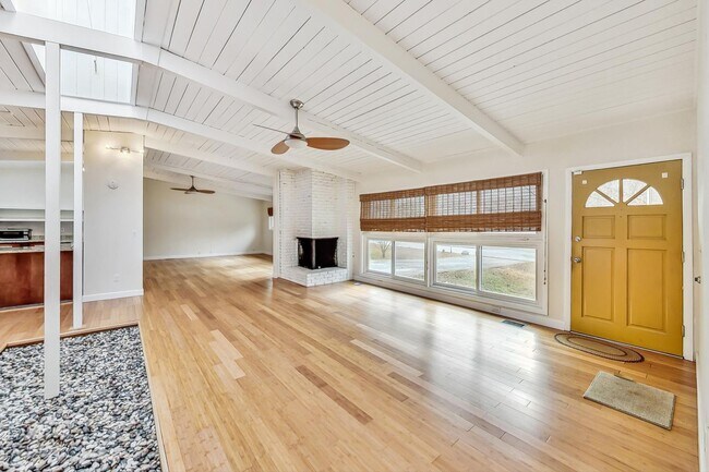 Photo - Single Story Contemporary Ranch off Pleasa... House