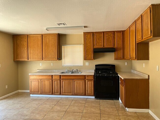 Foto del edificio - 3 bedroom 2 bathroom available in Adelanto!