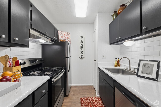 B 1BR, 1BA - 690SF - Kitchen - Waverly Apts