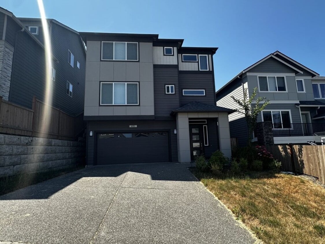 Primary Photo - Modern Comfort and Style in Spacious Snoho...