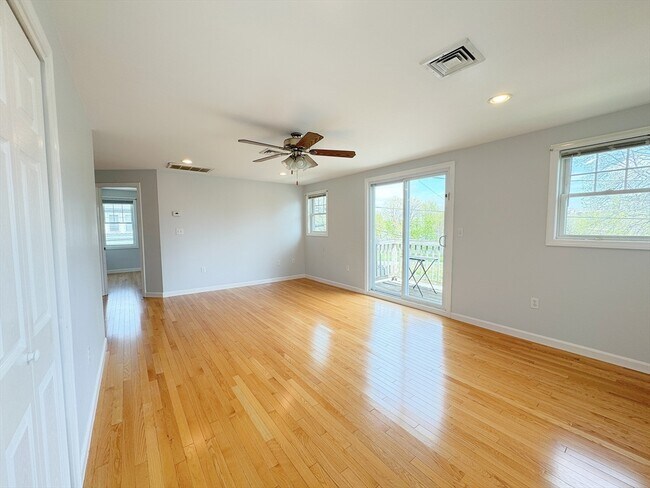 Building Photo - 139 Shore Dr