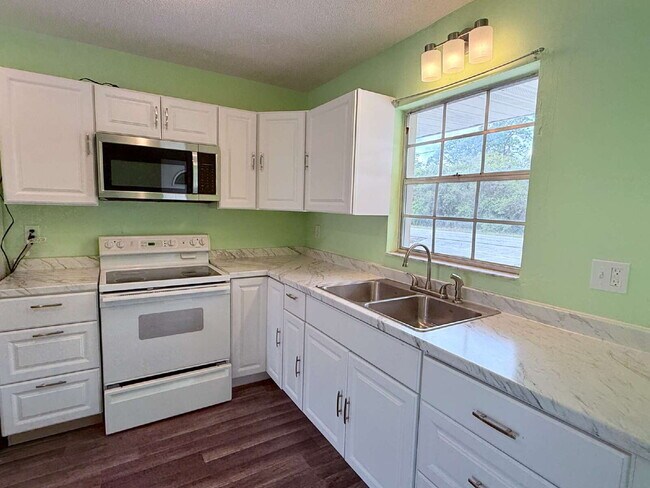 Foto del edificio - 2-Bedroom and 2Bathroom Fenced Half Duplex
