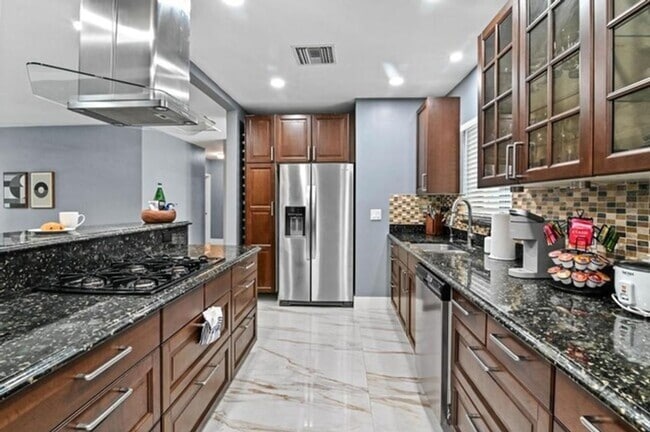 Foto del edificio - 620 Camellia Ct