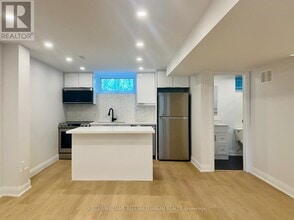 Building Photo - 906 Marinet Crescent
