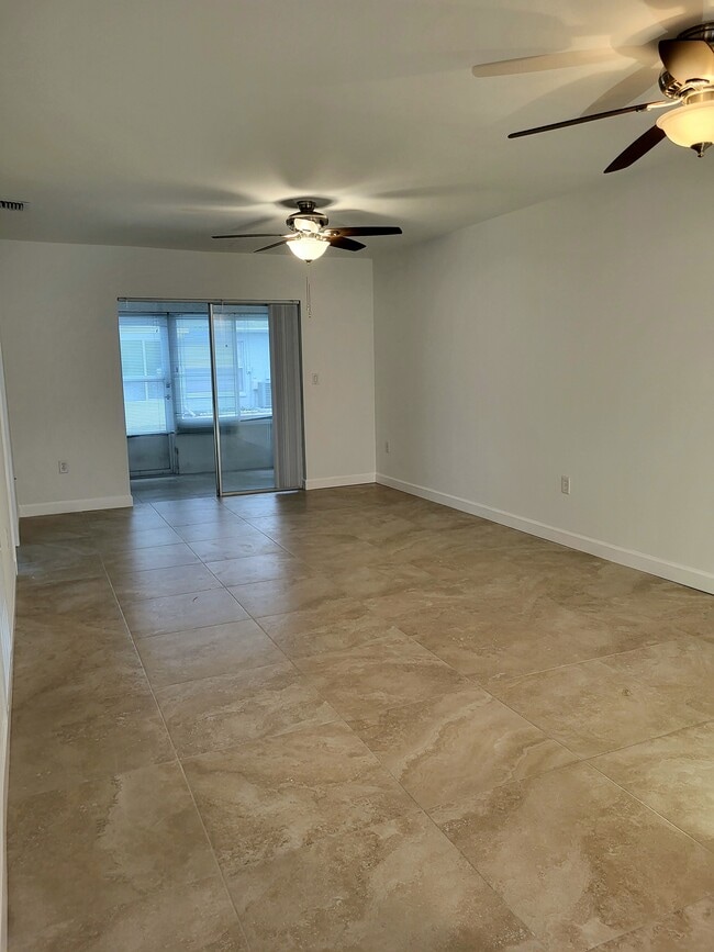 Living room - 2927 Stillwell Ct