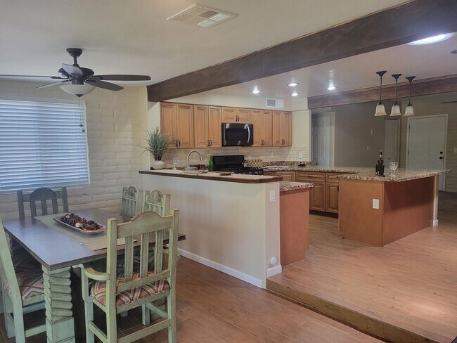 Building Photo - 3 Bed 2 Bath
