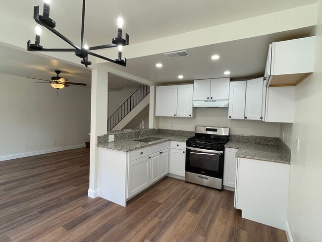 Building Photo - Fully Remodeled – 2 Bed / 1.5 Bath
