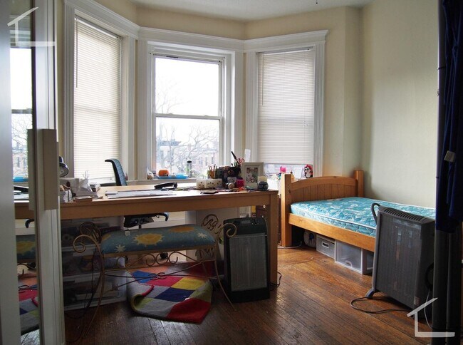 Foto del edificio - No Brokers Fee, Heat, Hot Water Included, Laundry on a Site, Parking for Rent