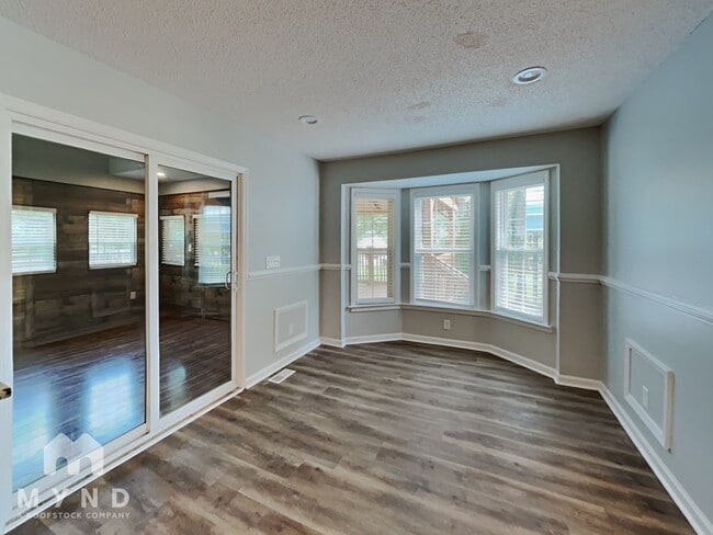 Building Photo - 637 Bullhart Dr