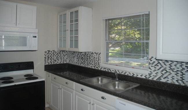 Building Photo - 2038 Dellwood Pl