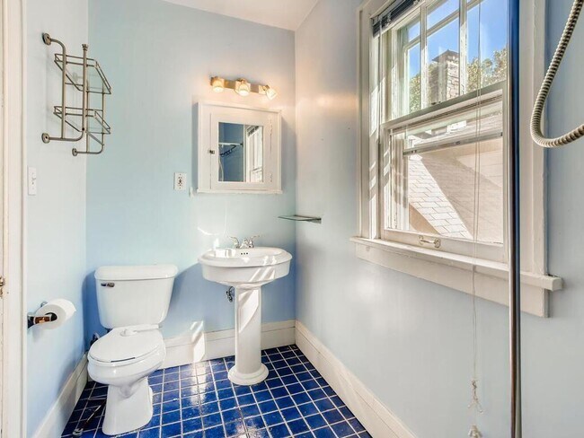 Foto del edificio - 1698 Hewitt Ave