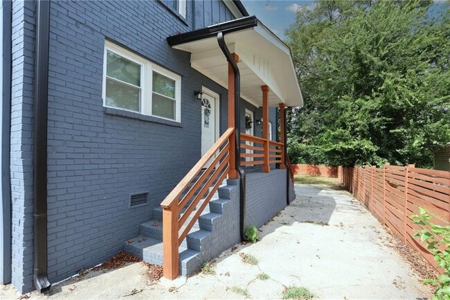Building Photo - 1809 Vesta Ave