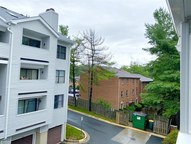 Building Photo - 1649 Carriage House Terrace