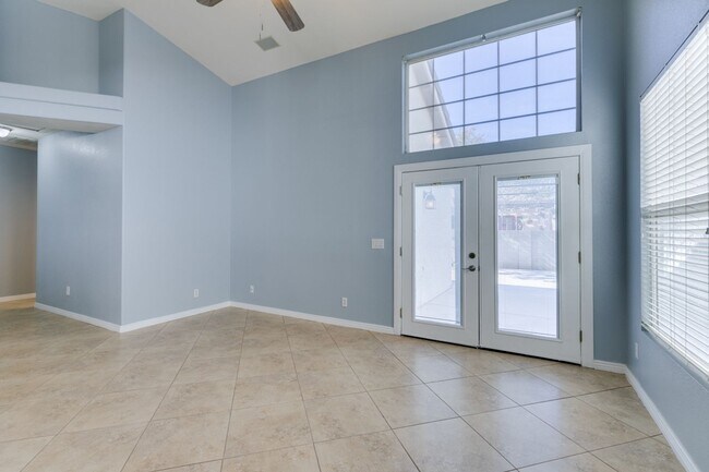 Building Photo - ADORABLE GATED COMMUNITY!