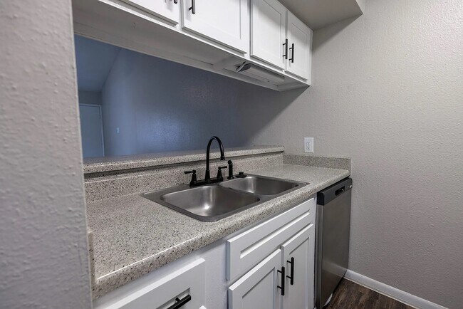 Building Photo - 15100 Golden Eagle Dr