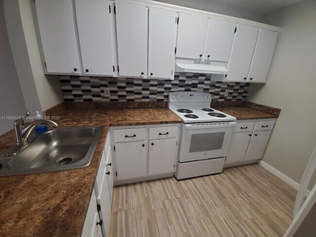 Foto del edificio - 2570 W 67th Pl