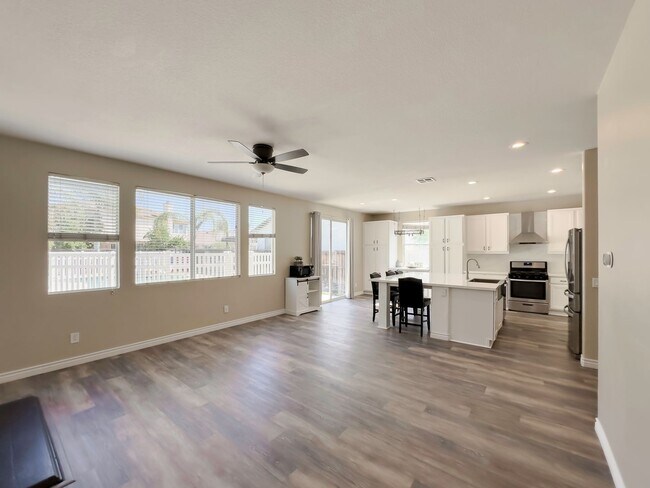 Foto del edificio - IMPRESSIVE 6 BEDROOM, POOL + CUL-DE-SAC HO...