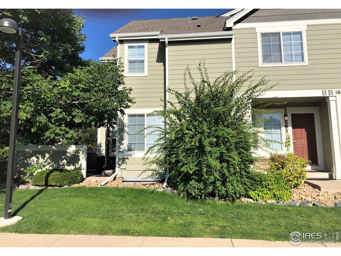 Primary Photo - Spacious & Bright 2 BED/2.5 BATH Townhome ...