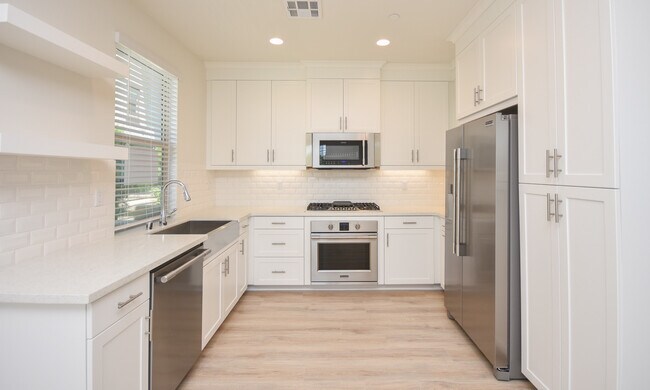 Building Photo - Great 4 Bedroom Condo!