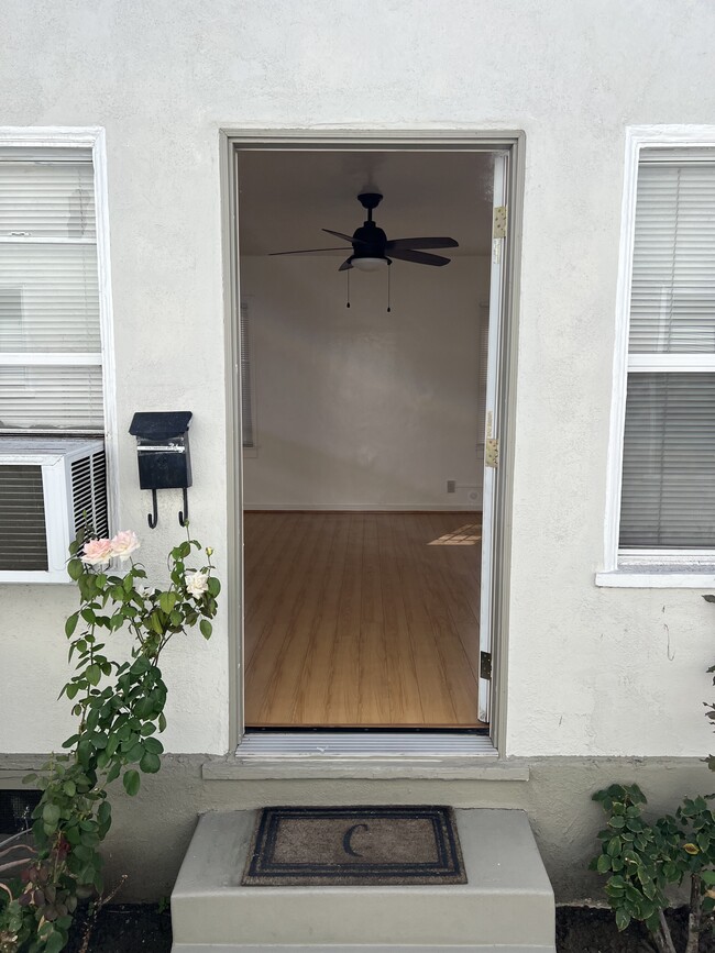 Entry - 1114 Tamarind Ave