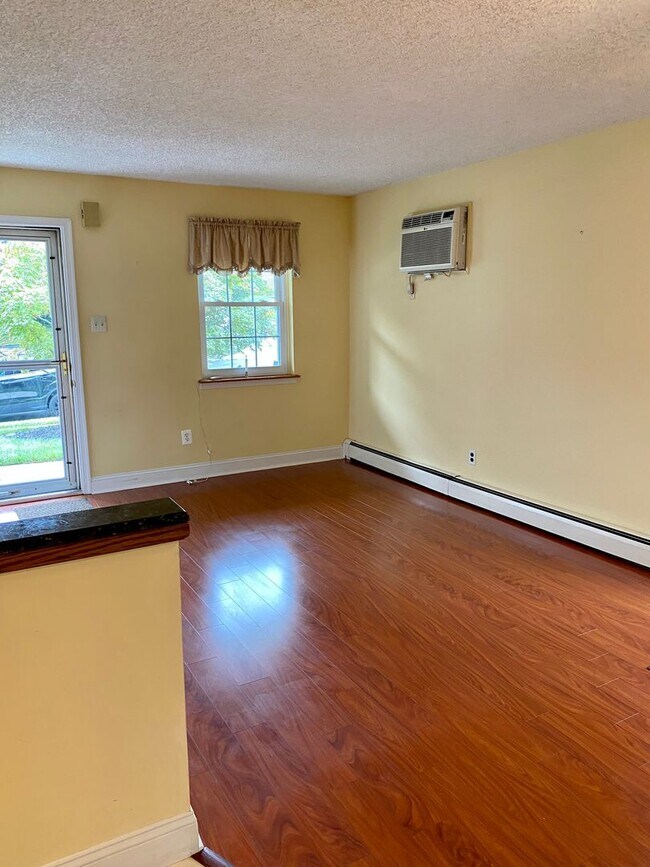 Building Photo - Spruce St 621 - “PM HOLD FUNDS $700.00 4/2...