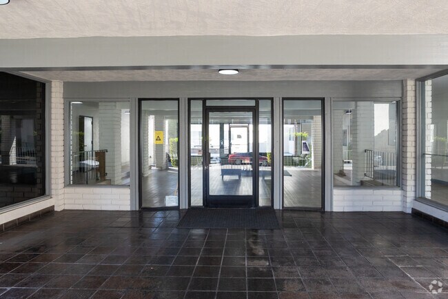 Entrada - Canterbury Apartments