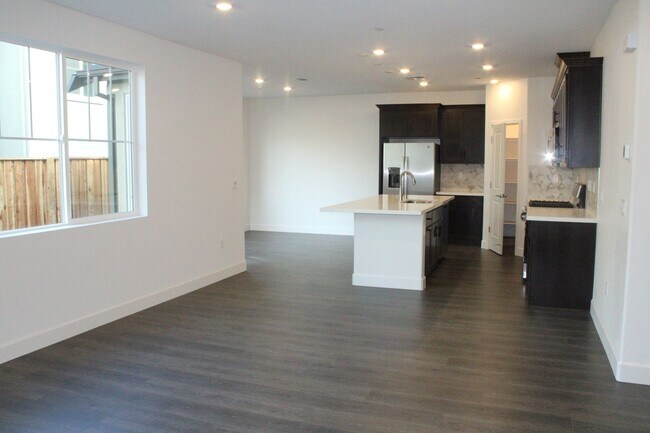 Building Photo - 4 Bedroom / 3 Bath House with Solar in San Marco Community-Close to Bart!