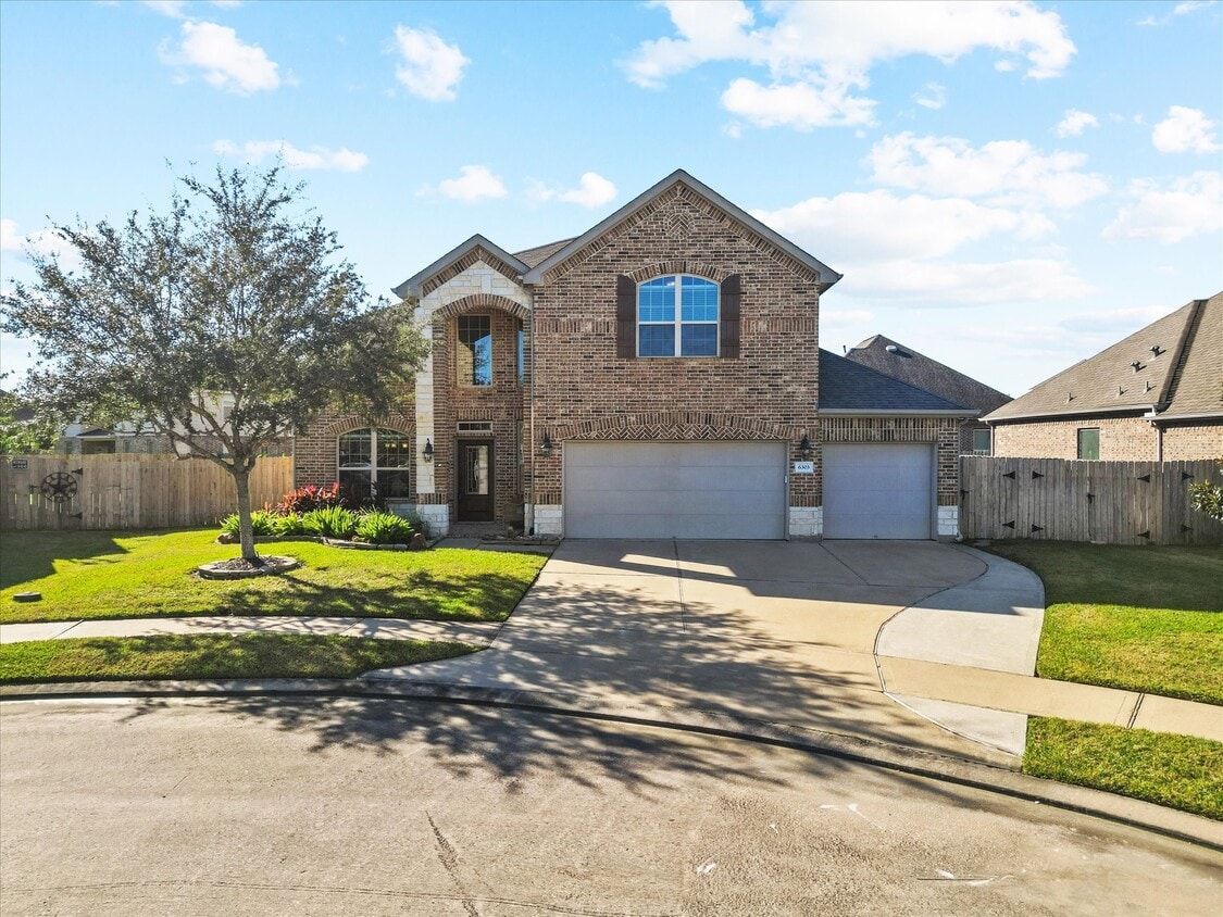 Foto principal - 6303 Wood Creek Ln