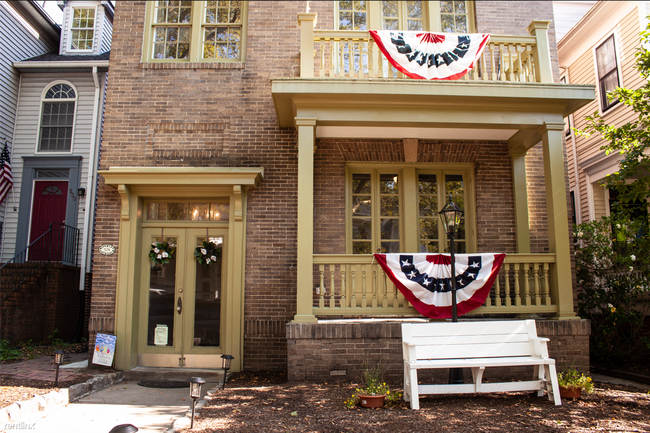 Building Photo - 3 br, 2 bath Triplex - 528 Hampton Place 1