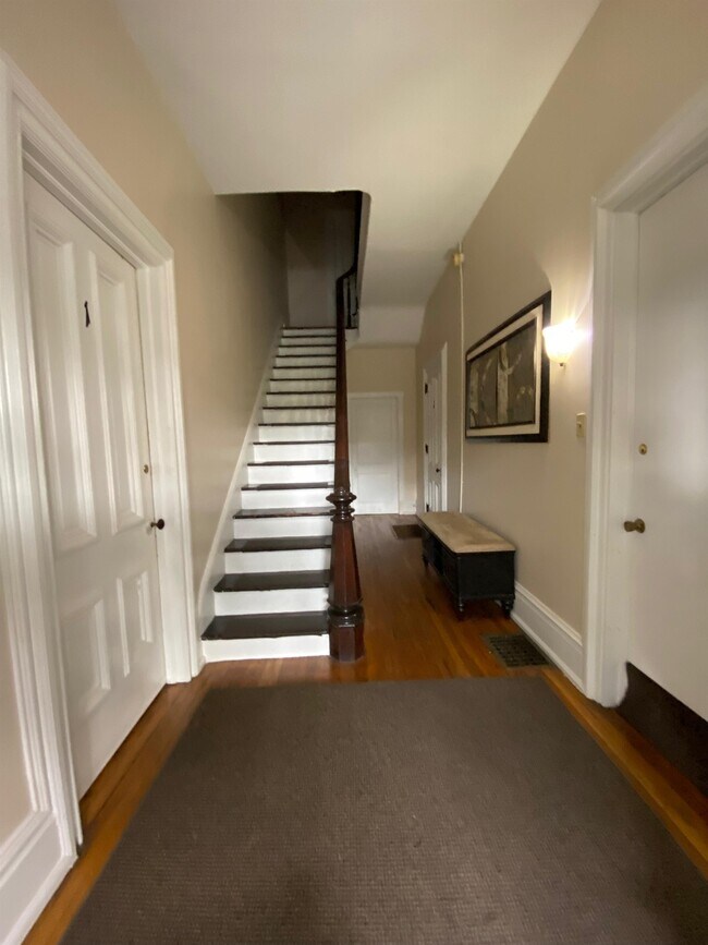 Building Photo - 922 W 3rd St