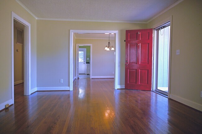 Foto del edificio - 2823 Woodlawn Dr