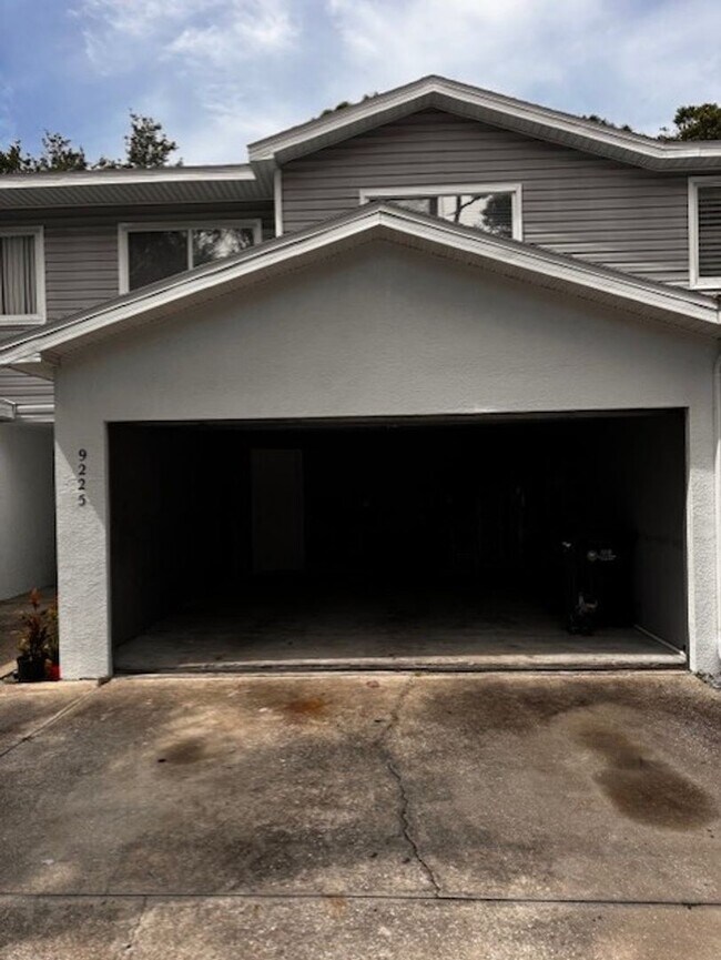 Foto del edificio - Luxury 3 bedroom 2 bathroom townhome avail...